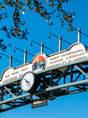 Photograph of the entry archway to Eatonville, Florida. Reads: The Town That Freedom Built. Oldest Incorporated African American Municipality in America.